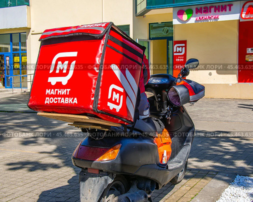 Термосумка сервиса "Магнит доставка" на багажнике скутера (2024 год). Редакционное фото, фотограф Вячеслав Палес / Фотобанк Лори