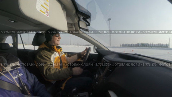 Тест-драйв автомобиля Субару. Инструктор и водитель в салоне машины (2014 год). Редакционное видео, видеограф Mikhail Erguine / Фотобанк Лори
