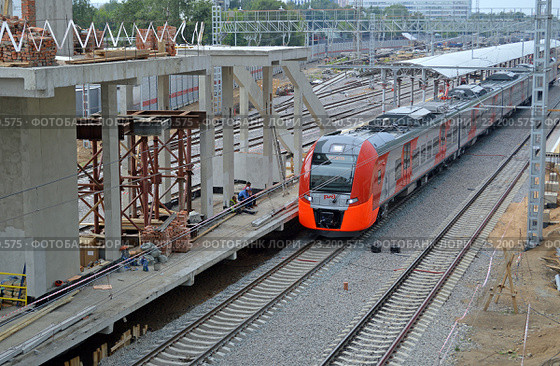 Тестовое движение поездов на Московской кольцевой железной дороге. Электричка "Ласточка" на строящейся станции Ходынка (2016 год). Редакционное фото, фотограф Александр Замараев / Фотобанк Лори