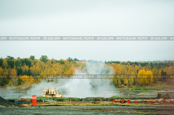 The 152 mm howitzer 2S19M2 Msta-S shooting. Russia (2013 год). Редакционное фото, фотограф Сергей Буторин / Фотобанк Лори