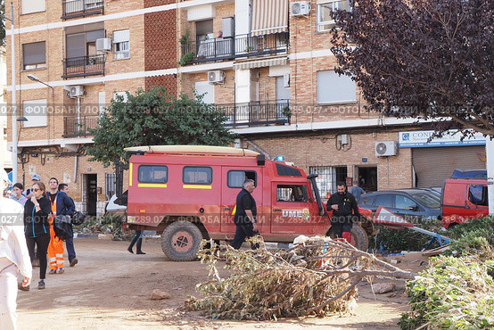 The aftermath of hurricane Dana in Valencia, Spain - Emergency crews working after devastating flood in Valencia, Spain. Стоковое фото, фотограф Данил Руденко / Фотобанк Лори