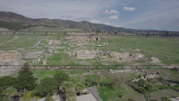 the ancient city of Hierapolis. This is an ancient city near Pamukkale. drone. Стоковое видео, видеограф German Zvyagin / Фотобанк Лори