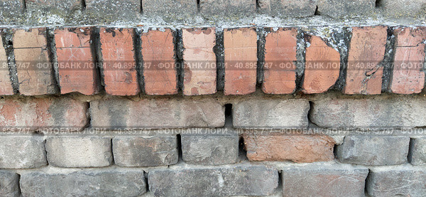 The bricks are gray and red in the old masonry. House wall. Surface protrusion. Vertically and horizontally laid bricks. Стоковое фото, фотограф Юлия Петровская / Фотобанк Лори