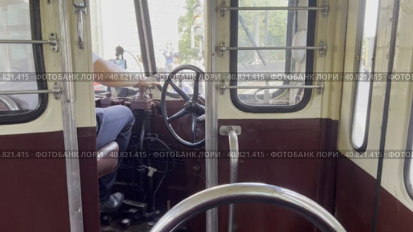 The car driver controls the retro tram car in motion. View from the tram cabin. Moscow Tram Festival in Moscow 08.07.2023. Редакционное видео, видеограф Ярославский Максим / Фотобанк Лори