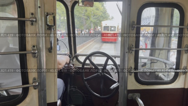 The car driver controls the retro tram car in motion. View from the tram cabin. Moscow Tram Festival in Moscow 08.07.2023. Редакционное видео, видеограф Ярославский Максим / Фотобанк Лори