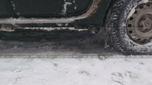 The car goes backwards and stops sliding on a snowy road. Slow motion. Стоковое видео, видеограф Ярославский Максим / Фотобанк Лори