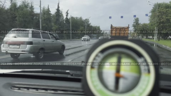 The car is moving along a city street on a summer day in the rain. Brushes clean the windshield from raindrops. Стоковое видео, видеограф Ярославский Максим / Фотобанк Лори