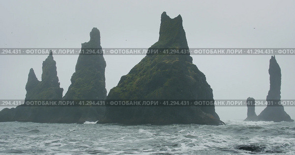 The cliffs and waves at the black sand beach, Reynisfjara in Vik, Iceland. Стоковое фото, фотограф Igor Tichonow / Фотобанк Лори