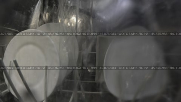 The dishwasher's function is to clean soiled dishes. The dishwasher uses a forceful stream of water to clean the dishes. A powerful jet of pressurized water removes the dirt from the dishes. Стоковое видео, видеограф Скрипачев Антон / Фотобанк Лори
