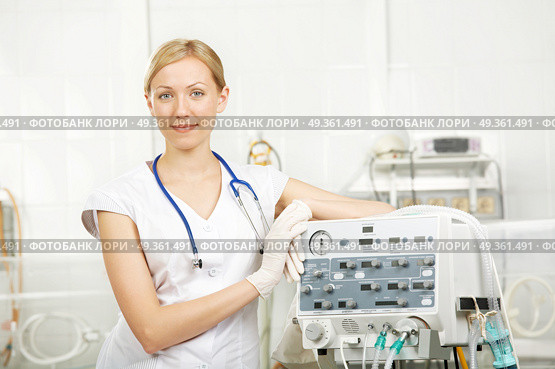 The doctor in resuscitation. The doctor with a statoscope smiles against a resuscitation interior. Стоковое фото, агентство Ingram Publishing / Фотобанк Лори