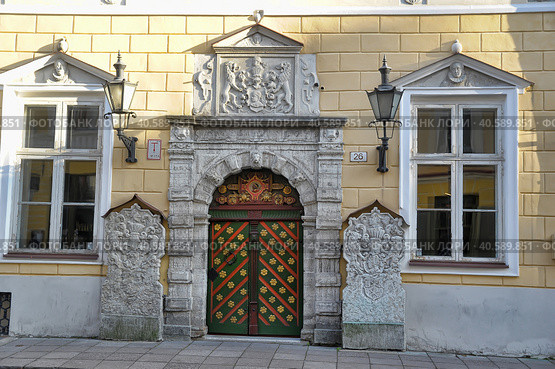 The door of the Brotherhood of blackheads in Tallinn. Estonia. (2014 год). Редакционное фото, фотограф Анна Кривицкая / Фотобанк Лори