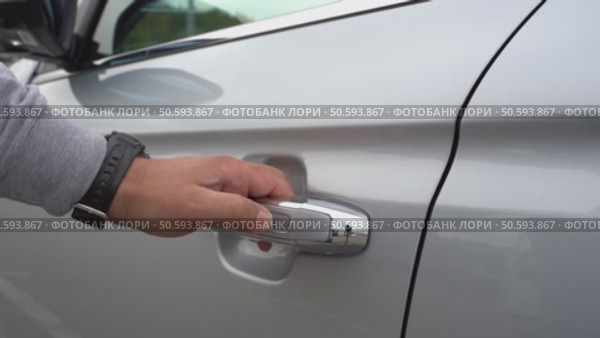 The driver opens the car with keyless access to the car. Стоковое видео, видеограф Igor Skripachev / Фотобанк Лори