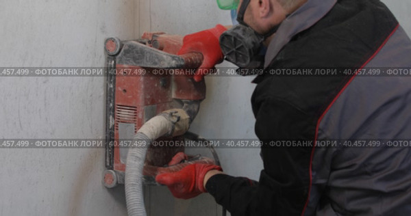 The electrician cuts the wire channel with a circular saw. Professional power tool. Стоковое видео, видеограф Юрий Поздников / Фотобанк Лори