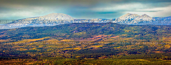 the endless Ural Taiga among the mountains and ridges on a summer day. Стоковое фото, фотограф Акиньшин Владимир / Фотобанк Лори