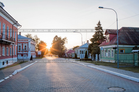 The evening light of Kolomna. Residential wooden houses on the territory of the Kremlin in the sunset light.Russia, Kolomna, Moscow region (2020 год). Стоковое фото, фотограф Photojuli / Фотобанк Лори