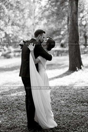 the first meeting of the bride and groom in wedding outfits in the park. Стоковое фото, агентство Ingram Publishing / Фотобанк Лори
