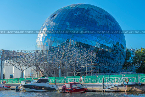 The floating ship "Irbensky" at dawn on the embankment of the historical fleet of the Museum of the World Ocean, Kaliningrad, Russia. Translation: "Irbensky". (2020 год). Редакционное фото, фотограф Анна Кривицкая / Фотобанк Лори