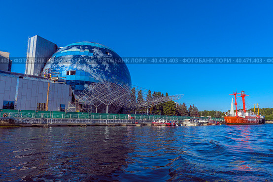The floating ship "Irbensky" at dawn on the embankment of the historical fleet of the Museum of the World Ocean, Kaliningrad, Russia. Translation: "Irbensky". (2020 год). Редакционное фото, фотограф Анна Кривицкая / Фотобанк Лори