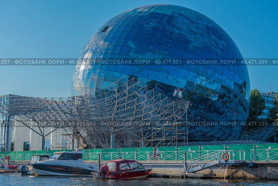 The floating ship "Irbensky" at dawn on the embankment of the historical fleet of the Museum of the World Ocean, Kaliningrad, Russia. Translation: "Irbensky". (2020 год). Редакционное фото, фотограф Анна Кривицкая / Фотобанк Лори