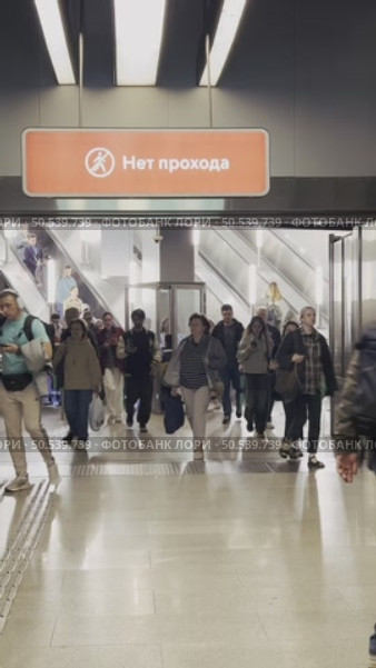 The flow of passengers at the crossing between stations. Russia. Moscow. 26.06.25. Редакционное видео, видеограф Ярославский Максим / Фотобанк Лори