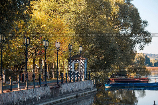 The Golden Ring of Russia, the city of Pereslavl-Zalessky. Fishing boats on the Trubezh River at dawn. Стоковое фото, фотограф Photojuli / Фотобанк Лори