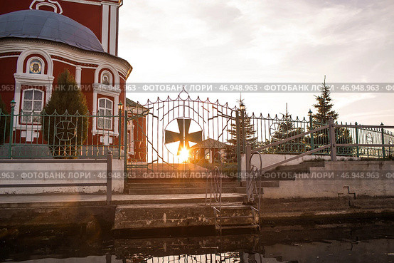 The Golden Ring of Russia, the city of Pereslavl-Zalessky. The Church of the Forty Sevastian Martyrs is reflected at sunset in Pleshcheyev Lake. Стоковое фото, фотограф Photojuli / Фотобанк Лори