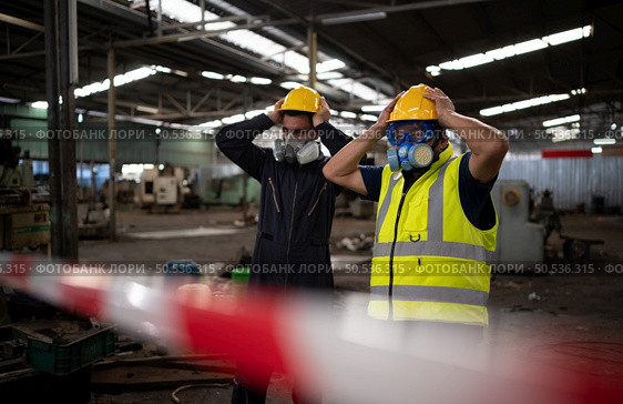 The headache of scientists and government officials. who went to inspect and collect samples of chemical leaks in industrial sites. Стоковое фото, агентство Ingram Publishing / Фотобанк Лори
