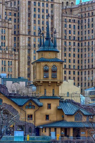The House-Tower on Sparrow Hills in Moscow - a water tower located near the building of Moscow State University (MSU) (2019 год). Стоковое фото, фотограф Анна Кривицкая / Фотобанк Лори