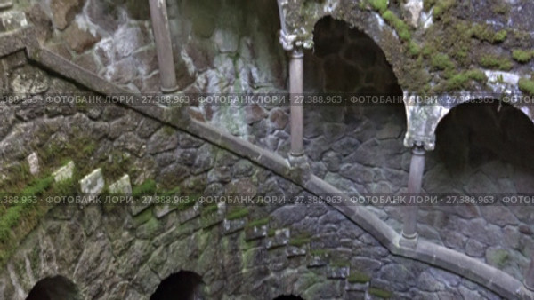 The Initiation Wells (Inverted tower) in Quinta da Regaleira estate. Sintra. Portugal (2017 год). Стоковое видео, видеограф Сергей Пристяжнюк (Serg Zastavkin) / Фотобанк Лори