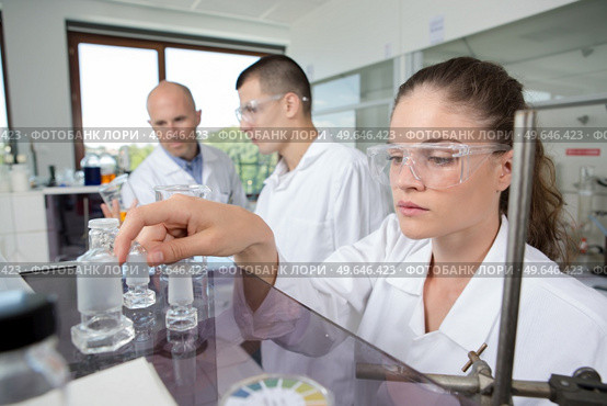 the laboratory researchers perform tests. Стоковое фото, агентство Ingram Publishing / Фотобанк Лори