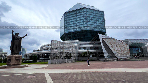 The large building of the State Library of the Republic of Belarus. . Belarus is Minsk. 09.08.25. Редакционное фото, фотограф Ярославский Максим / Фотобанк Лори