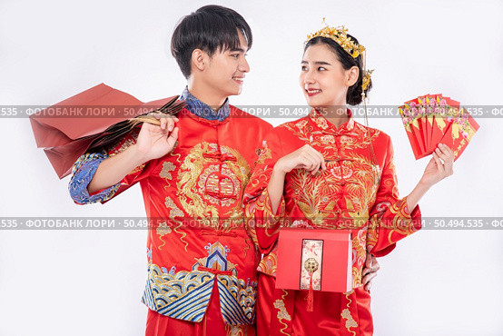 The Man and woman get the red bag , gift money and some gift from their relative in wedding day. Стоковое фото, агентство Ingram Publishing / Фотобанк Лори