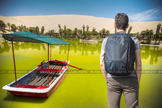 The man on the background of the oasis surrounded by sand dunes near Ica Peru. Стоковое фото, агентство Ingram Publishing / Фотобанк Лори
