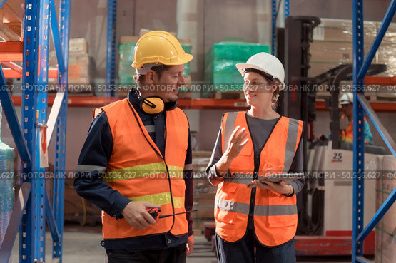 The Manager delivers the report to the foreman and jointly inspects the goods that need to be brought into the central warehouse. Before sending to each regional distribution center. Стоковое фото, агентство Ingram Publishing / Фотобанк Лори