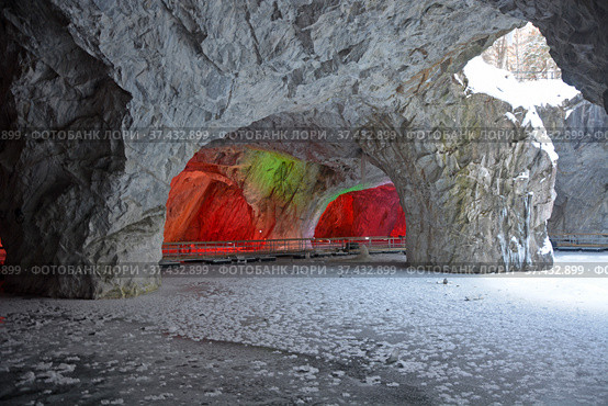 The most beautiful landscape inside the Ruskeala marble quarry in winter is a frozen lake, a frozen waterfall, ice stalagmites (stalactites) and lighting. Republic of Karelia, Russia (2017 год). Редакционное фото, фотограф Алексей Кокоулин / Фотобанк Лори