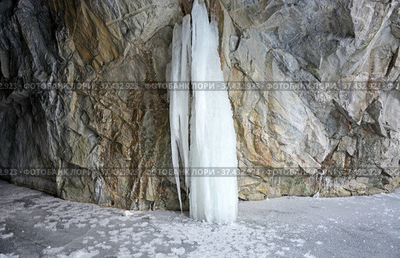 The most beautiful landscape inside the Ruskeala marble quarry in winter is a frozen lake, a frozen waterfall, ice stalagmites (stalactites) and lighting. Republic of Karelia, Russia (2017 год). Редакционное фото, фотограф Алексей Кокоулин / Фотобанк Лори