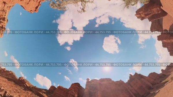 The natural contrast of the blue sky and yellow rocks. Стоковое видео, видеограф Ярославский Максим / Фотобанк Лори
