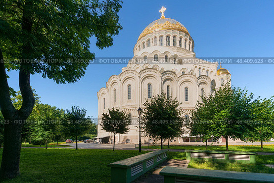 The Naval cathedral of Saint Nicholas in Kronstadt (Morskoy Nikolskiy Sobor) and the Anchor (Yakornaya) Square on a sunny summer morning, Kronstadt, St. Petersburg, Russia. Стоковое фото, фотограф Ula Ulachka / Фотобанк Лори