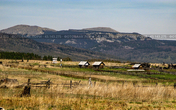The old village of Aleksandrovka on the Yuryuzan River, Katav-Ivanovo district, Chelyabinsk region, eco-village. Стоковое фото, фотограф Акиньшин Владимир / Фотобанк Лори