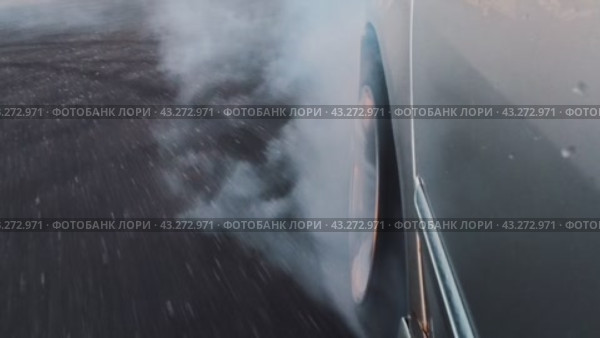 The operation of the rear wheel of the car drift on the asphalt during the race. Smoke from under the wheels. Close-up. Стоковое видео, видеограф Ярославский Максим / Фотобанк Лори