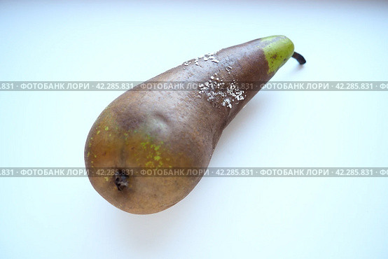 The pear became moldy. A mold or mould. The dust-like, colored appearance of molds is due to the formation of spores containing fungal secondary metabolites. Perishable food products. White background. Стоковое фото, фотограф Юлия Петровская / Фотобанк Лори