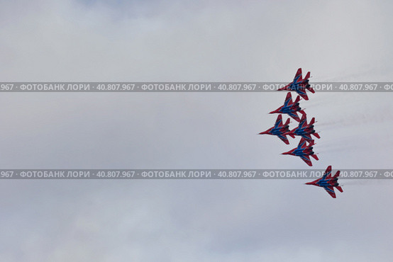 The performance of the aviation group of aerobatics Military-air forces of Russia "Strizhi" over the water area of the Volga river (2018 год). Редакционное фото, фотограф Сергей Сергеев / Фотобанк Лори
