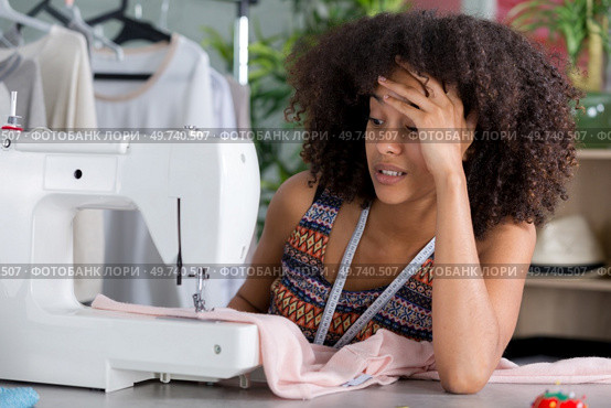 the problematic of a young female tailor. Стоковое фото, агентство Ingram Publishing / Фотобанк Лори