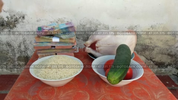 The ratio of Venezuelan money to food. Стоковое видео, видеограф Mikhail Davidovich / Фотобанк Лори