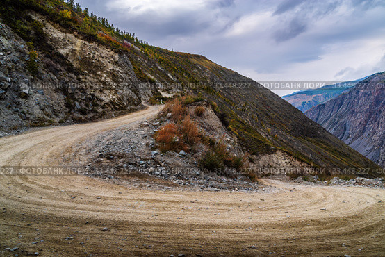 The road descends from the Katu-Yaryk pass to the valley of the Chulyshman River. Ulagansky District, Altai Republic, Russia. Стоковое фото, фотограф Вадим Орлов / Фотобанк Лори