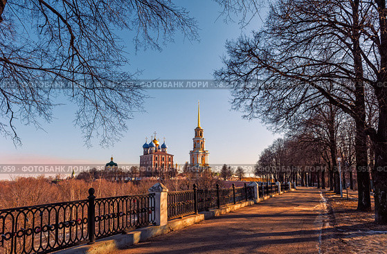 The road leading to the Ryazan Kremlin on a Sunny autumn day. Стоковое фото, фотограф Оксана Медведева / Фотобанк Лори