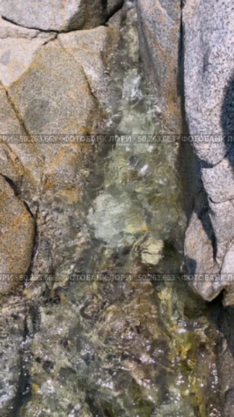 The rock is washed by the surf waves of the sea. Vertical video. Стоковое видео, видеограф Кирилл Зотов / Фотобанк Лори
