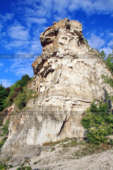 The rock of the mountain is called a camel, against the background of a blue sky, near the village of Shiryaevo, Samara region of Russia. Стоковое фото, фотограф Акиньшин Владимир / Фотобанк Лори
