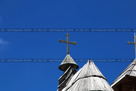 The roof of the church in Drvengrad, Serbia (2018 год). Редакционное фото, фотограф Сергей Стрелков / Фотобанк Лори