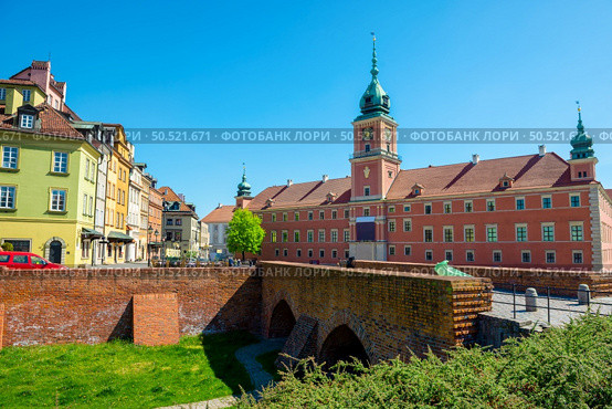 The Royal Castle of Warsaw is a castle residency that formerly served throughout the centuries as the official residence of the Polish monarchs.. Royal castle with clock in Warsaw. Стоковое фото, агентство Ingram Publishing / Фотобанк Лори
